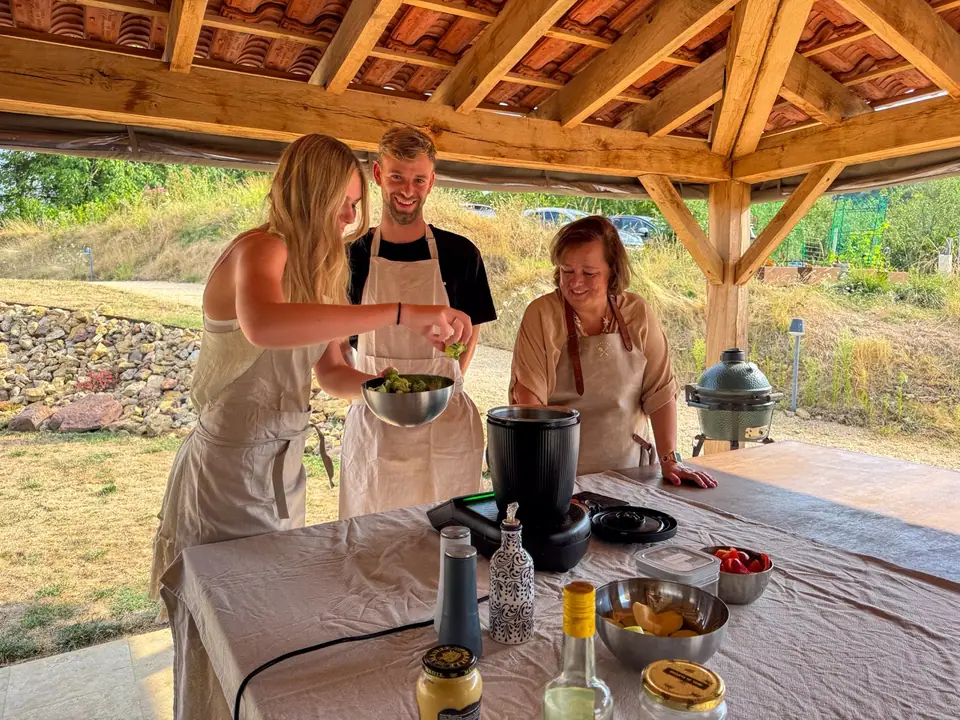 Participants cooking together with the Thermomix during one of Liesbeth's workshops