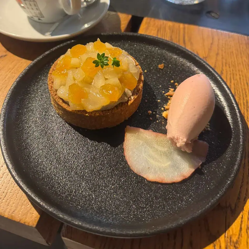 Tartelette of black lime, bergamot and pear