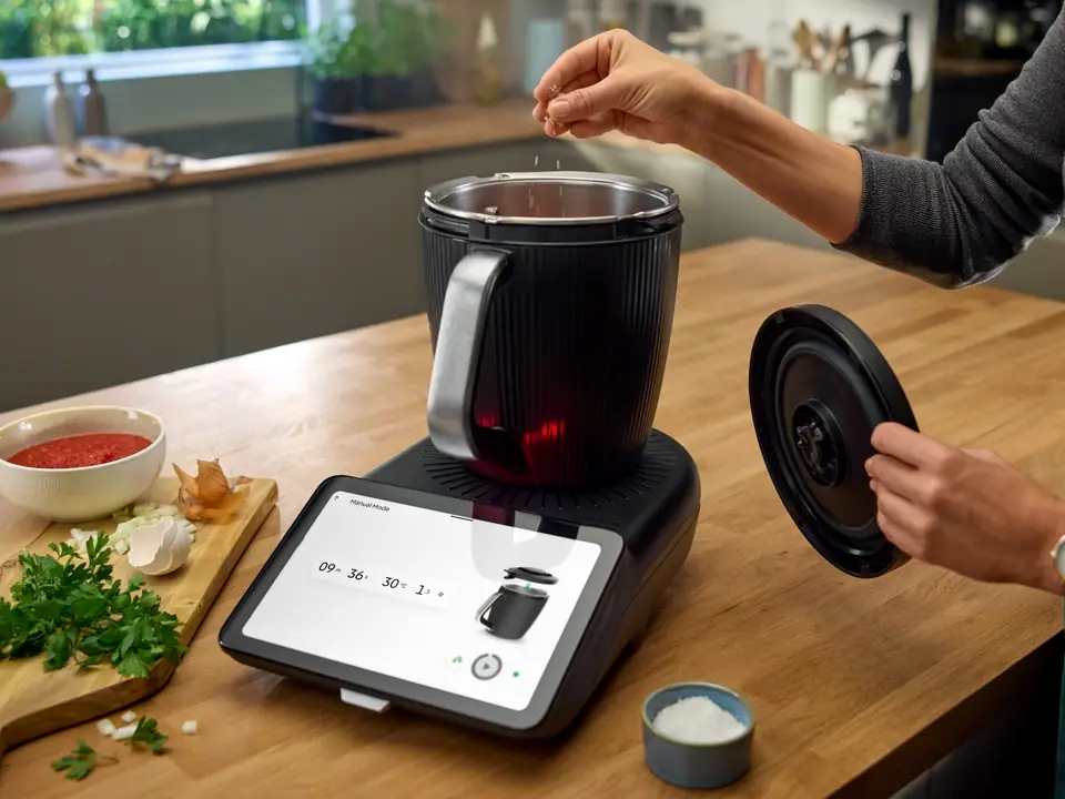 The Thermomix TM7 in action: seasoning while cooking