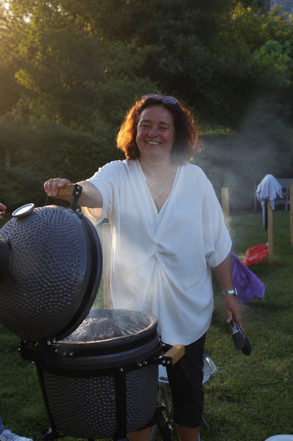 Liesbeth at the kamado during a barbecue workshop