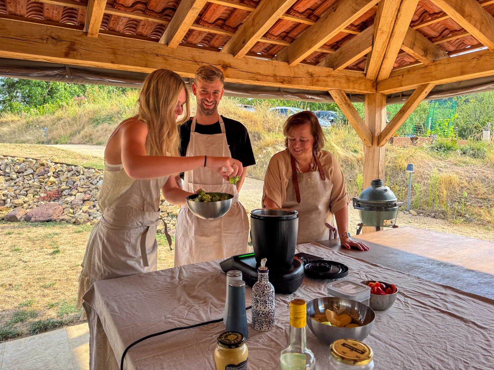Deelnemers koken samen met de Thermomix tijdens een workshop van Liesbeth