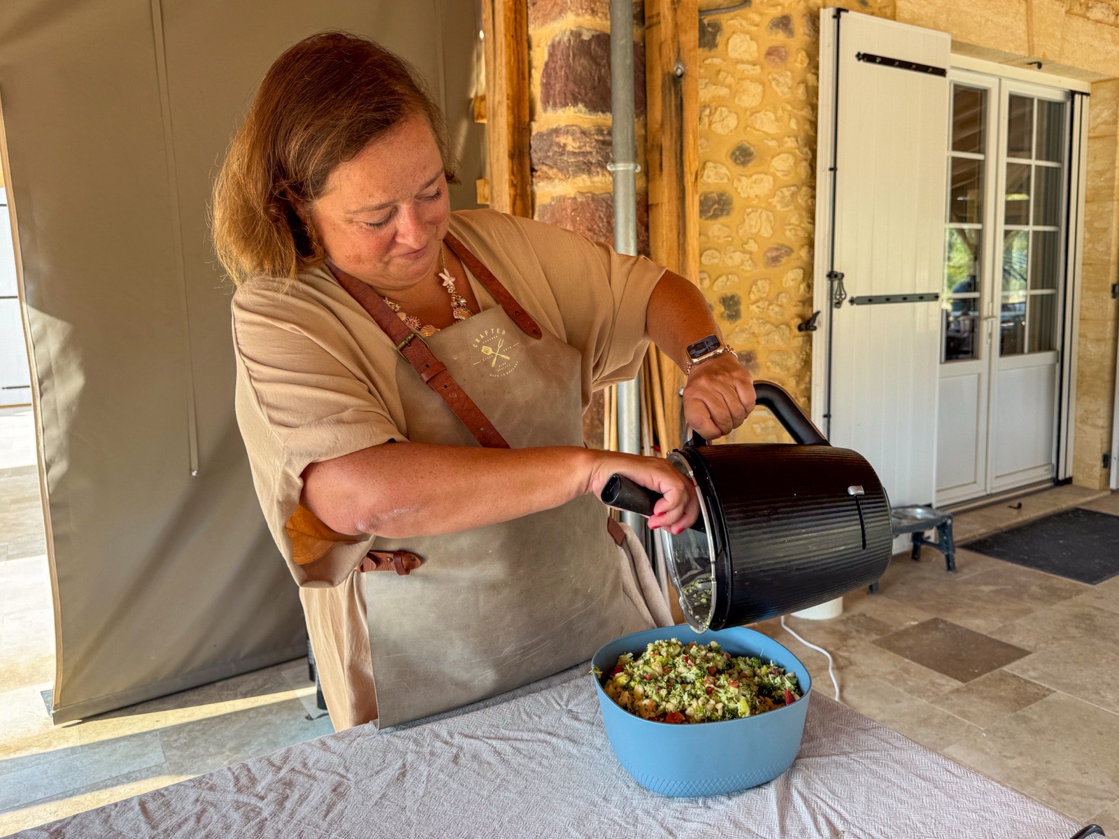 Liesbeth schept een verse salade uit de Thermomix TM7