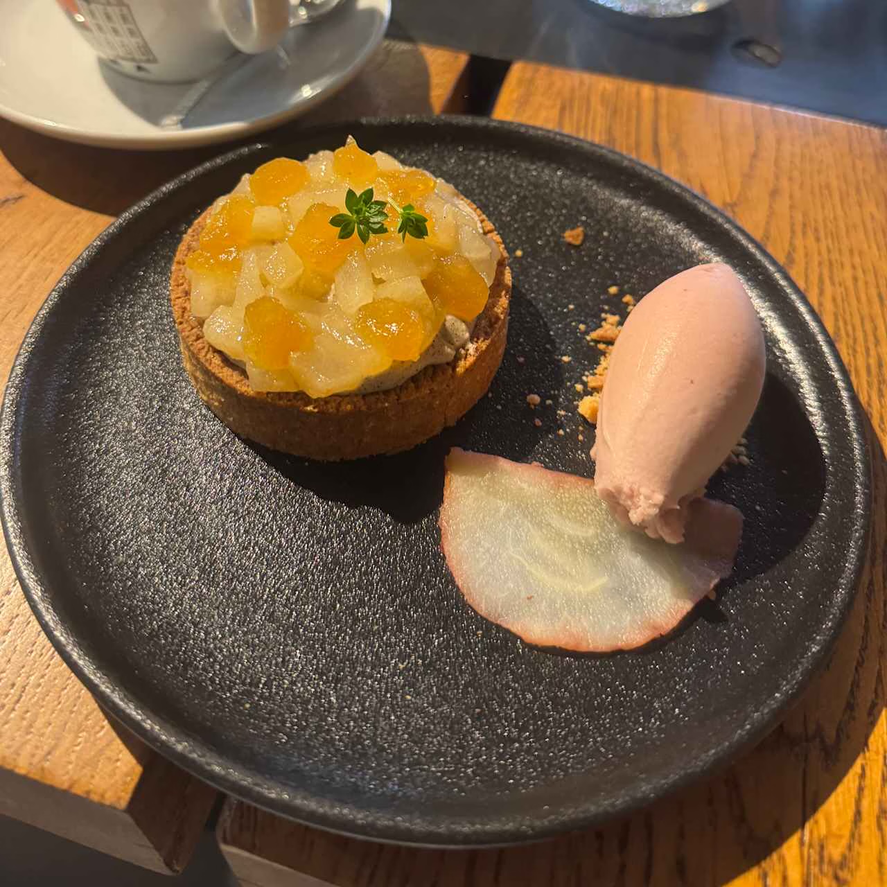 Tartelette van zwarte limoen, bergamot en peer