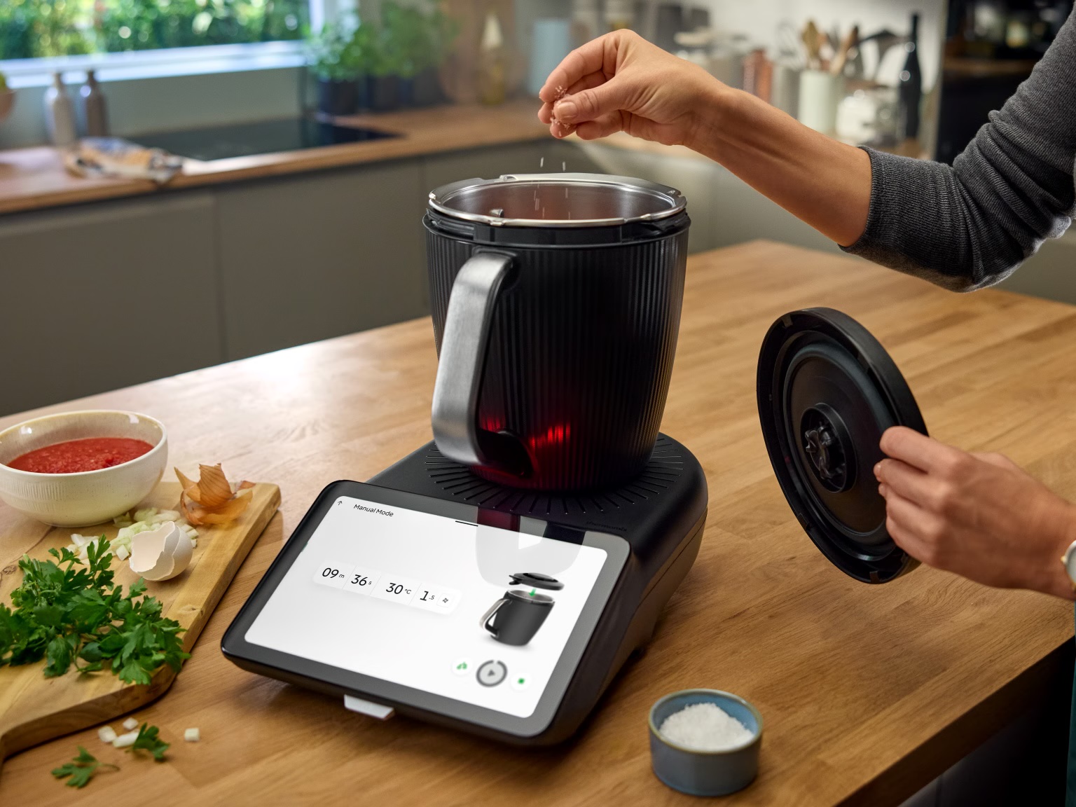 The Thermomix TM7 in action: seasoning while cooking