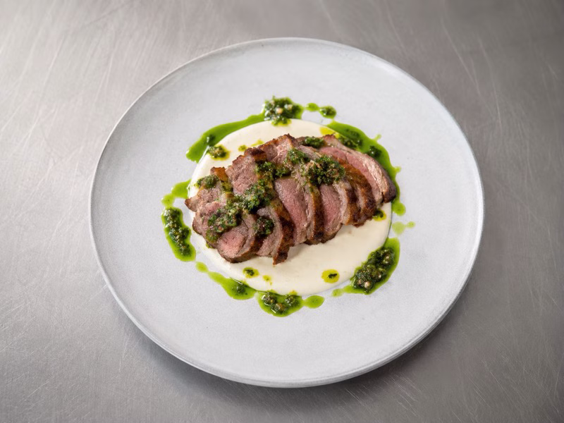 Langzaam gekookte lamsschouder met gremolata en raap-vanillepuree